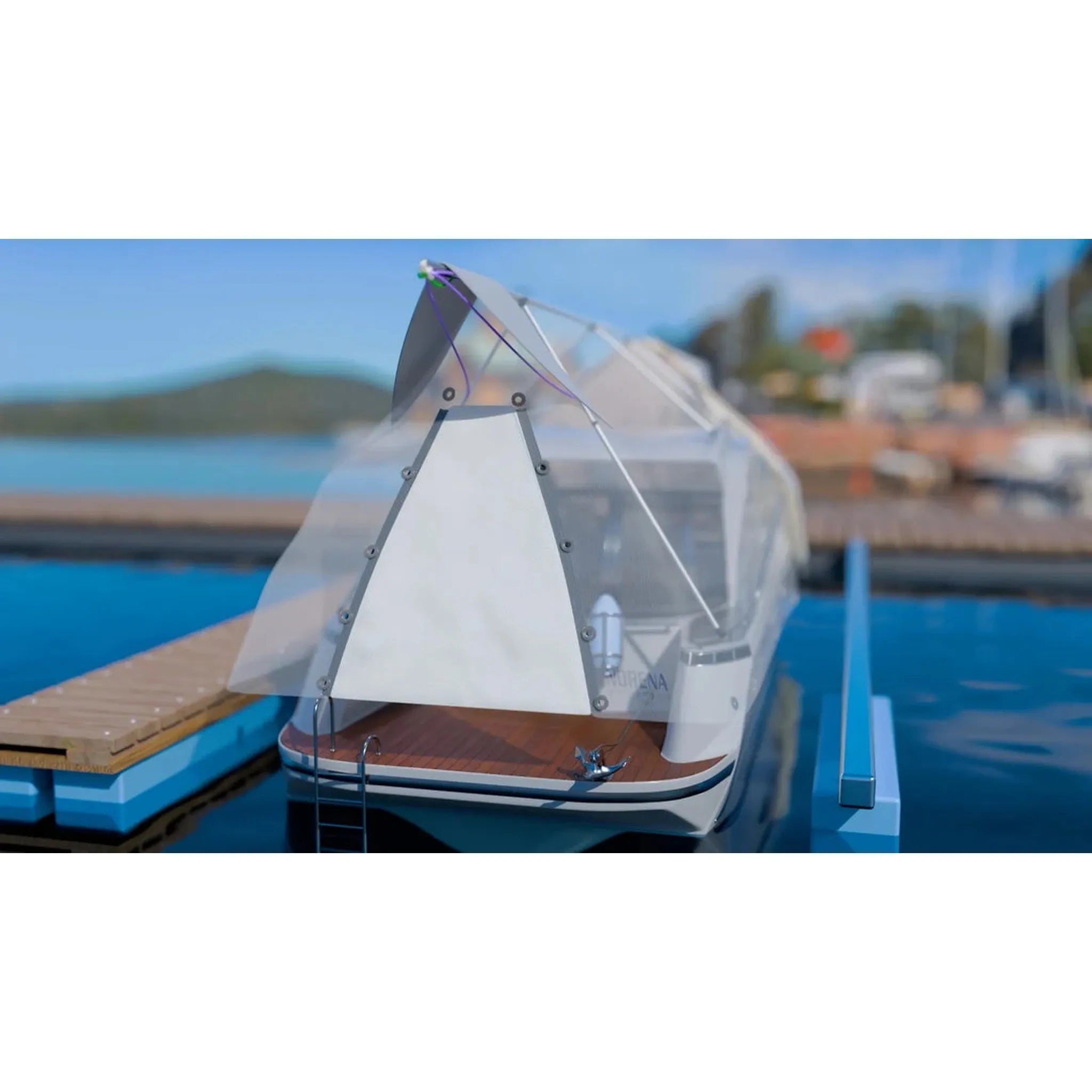 Norena Custom Light trekantet skjøtestykke montert bak på båtpresenning.